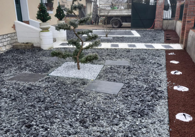 Accueil aménagement d'un massif de fleurs et d'arbustes par un paysagiste